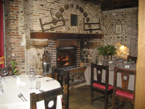Гостиница Hotel Restaurant Le Cheval Blanc  Шарни